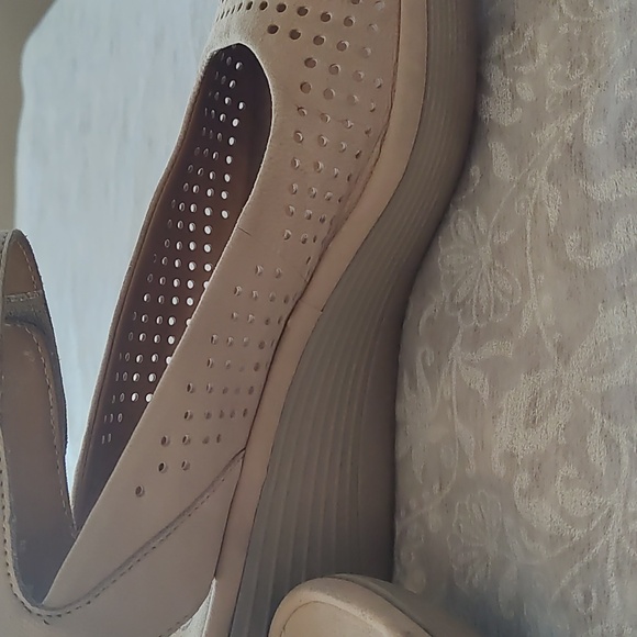 Clarks Reedly Salene Beige Perforated Nubuck Leather Wedge Sandals Size 10 M - Picture 3 of 7